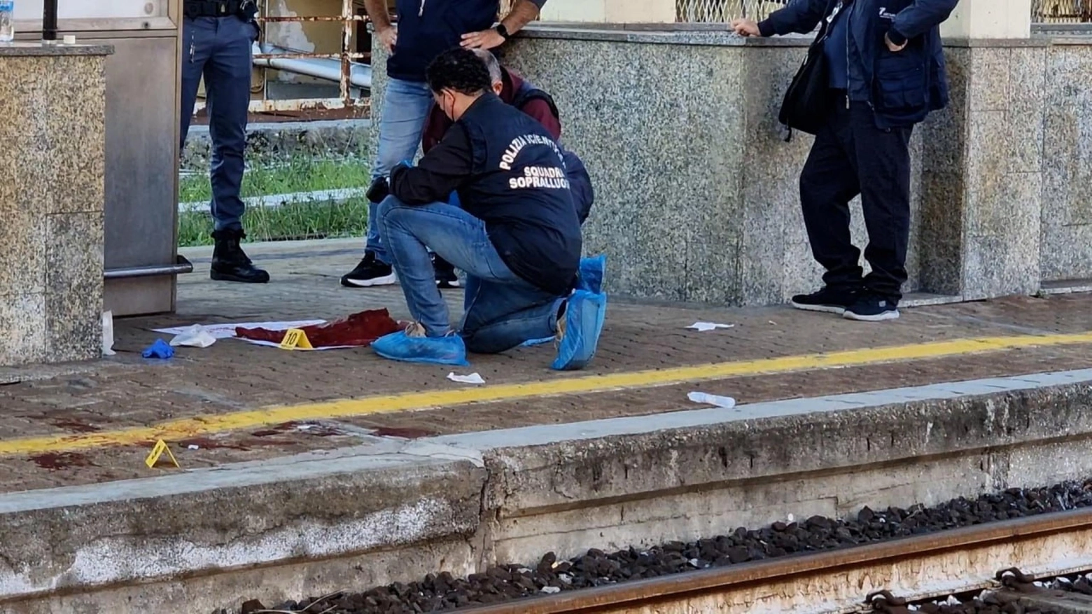 Le richieste dei sindacati dopo l’accoltellamento di Genova. Mussoni (Uil): “Anche insulti e sputi possono fare molto male. E sui convogli regionali considerati più a rischio serve la scorta della Polfer”