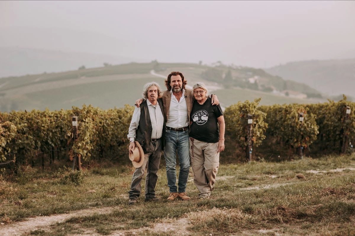 Massimo Gianolli, al centro, con e Lydia e Claude Bourguignon tra le vigne di La Collina dei Ciliegi