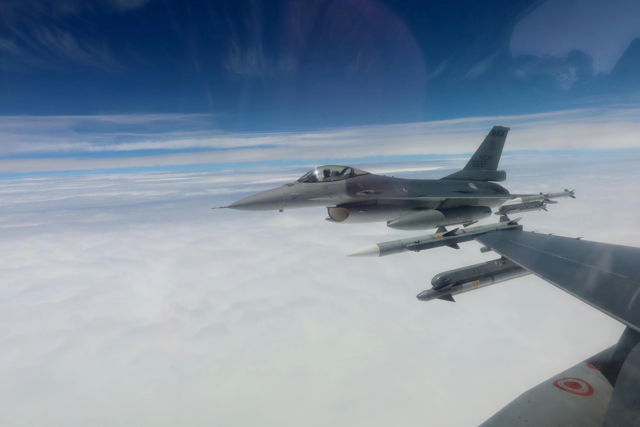 Un caccia F-16 fighter di Taiwan durante un'esercitazione (Ansa)