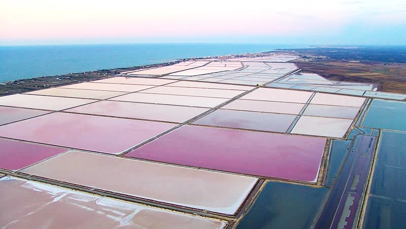 Una veduta aerea della salina di Margherita di Savoia, in Puglia: le spiagge sono proprio lì accanto