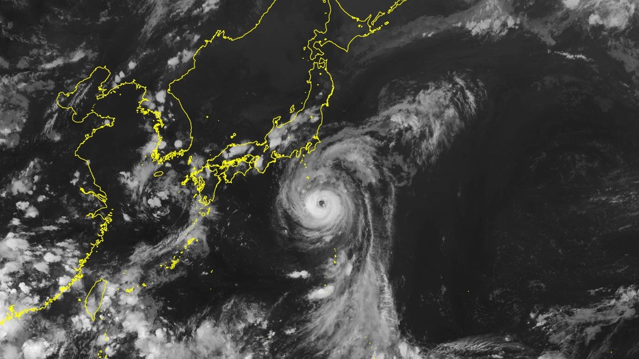 Il tifone in avvicinamento al Giappone da sud (Immagini satellitari dell'Agenzia meteo giapponese )