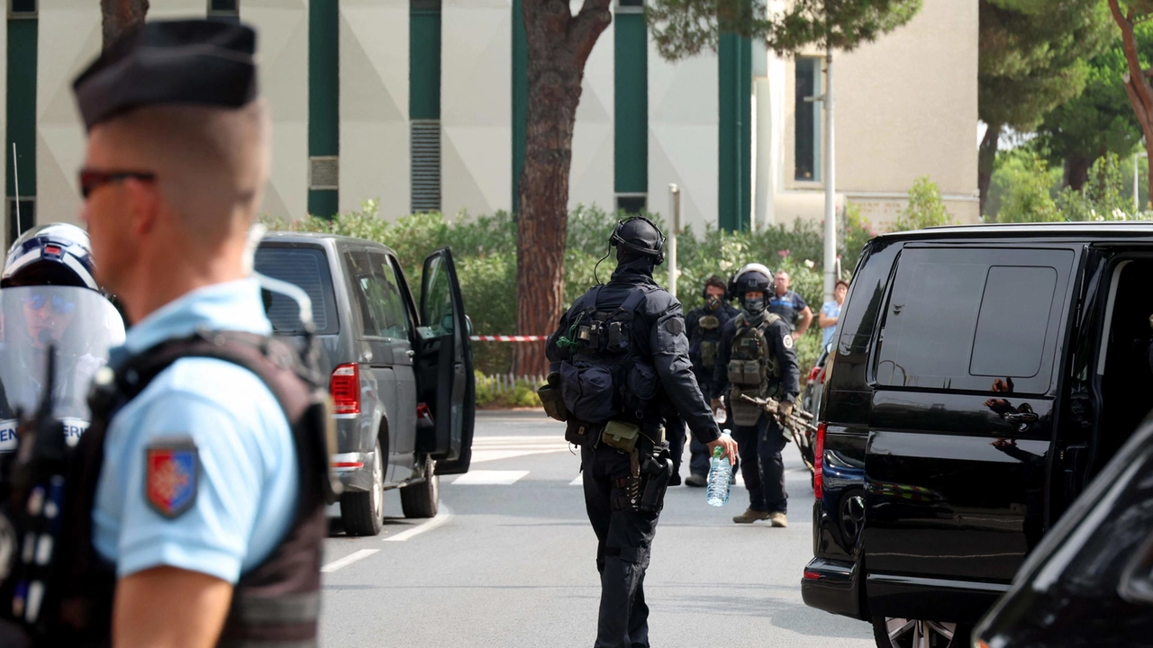 Esplosione davanti alla sinagoga Beth Yaacov a La Grande-Motte, nel sud della Francia (AFP)