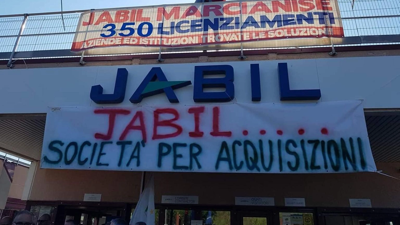 I sindacati respingono le accuse di Jabil riguardo il licenziamento collettivo dei 413 lavoratori di Marcianise.