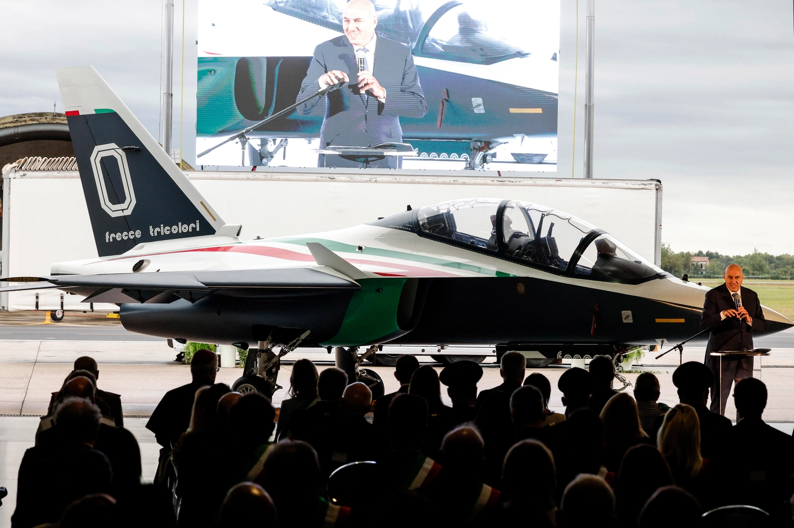 Il ministro della Difesa Guido Crosetto e il nuovo aereo delle Frecce Tricolori l'Aermacchi M-346