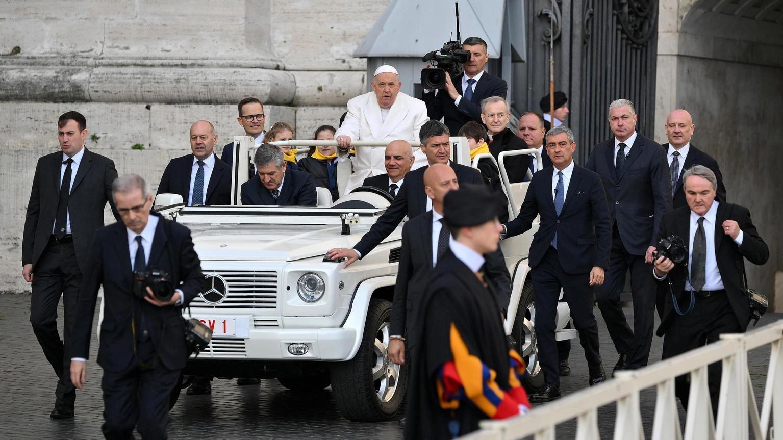 Il Papa, giro in 'papamobile' in piazza al termine messa