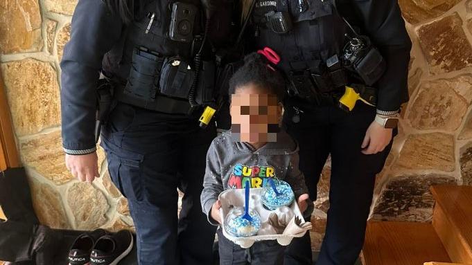 La madre gli ruba il gelato. Bimbo di 4 anni chiama la polizia: “La mamma è stata cattiva, venite a prenderla”