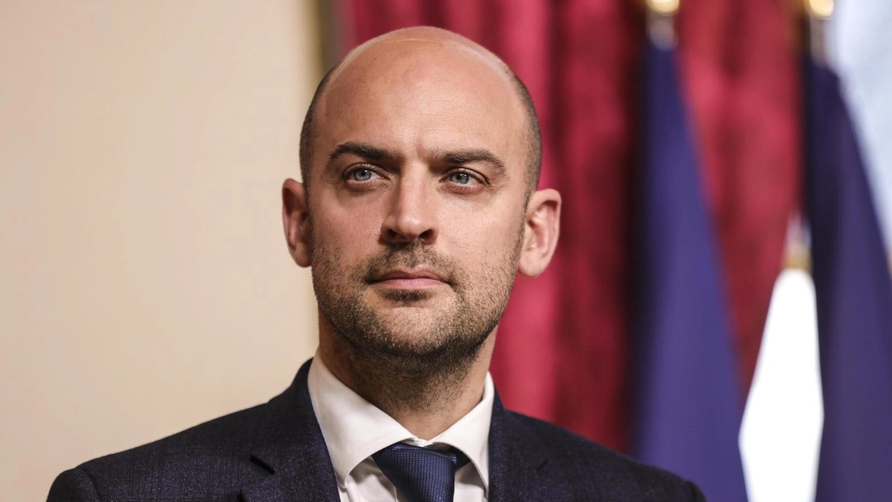 Il ministro Jean-Noël Barrot avverte: rischio guerra in Europa cresce, con la minaccia sempre più vicina.