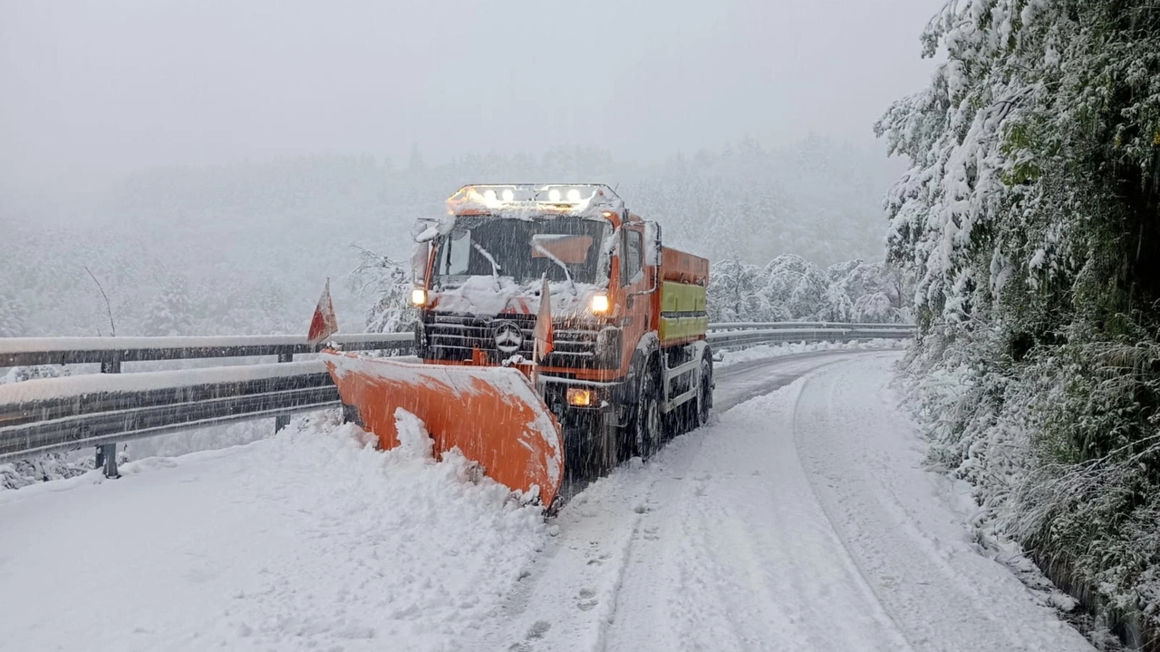 Italia spaccata in due: la neve ricopre l’Appennino. Allarme valanghe in Emilia