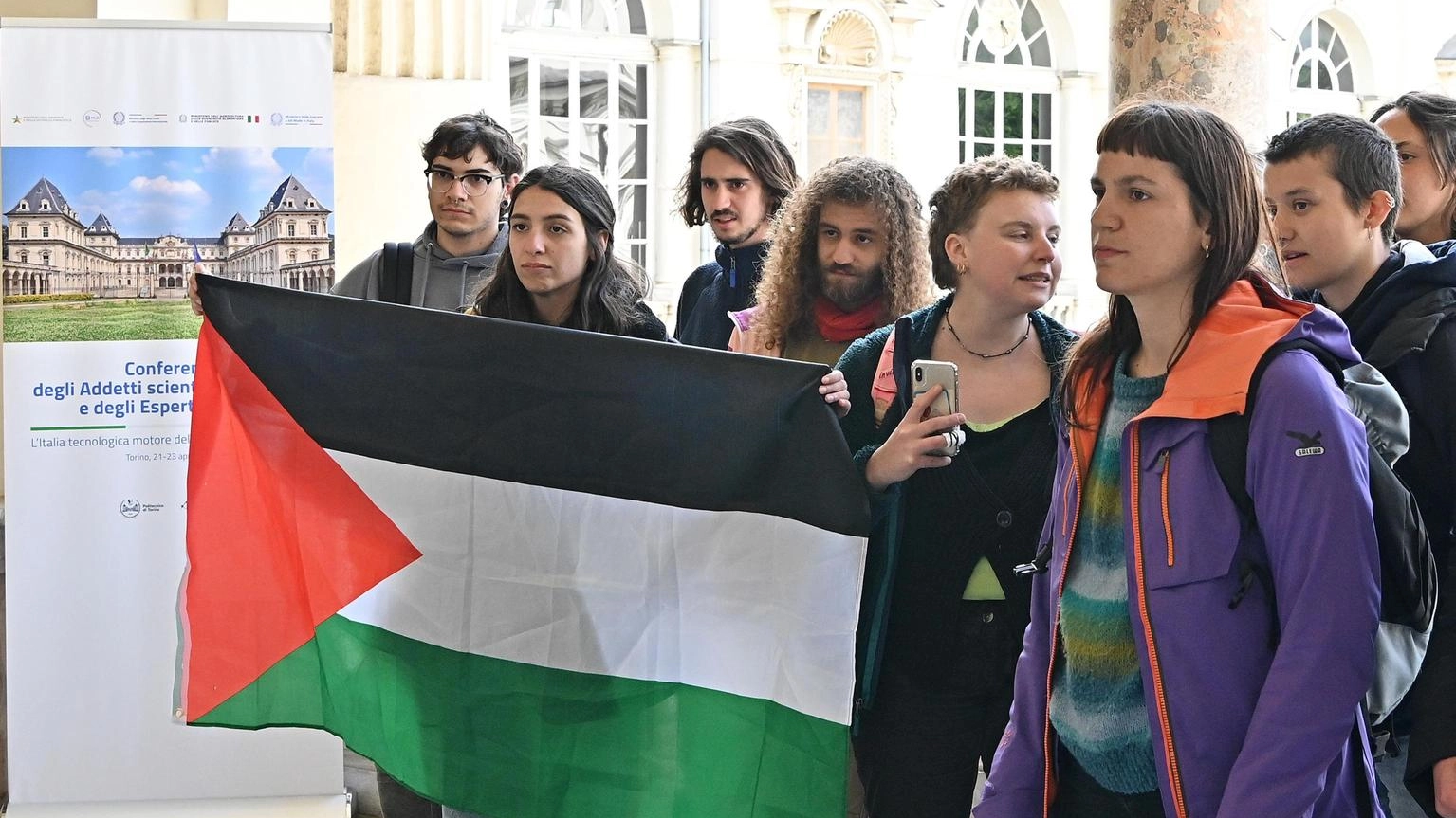 Manifestanti pro-Palestina irrompono al convegno di Torino