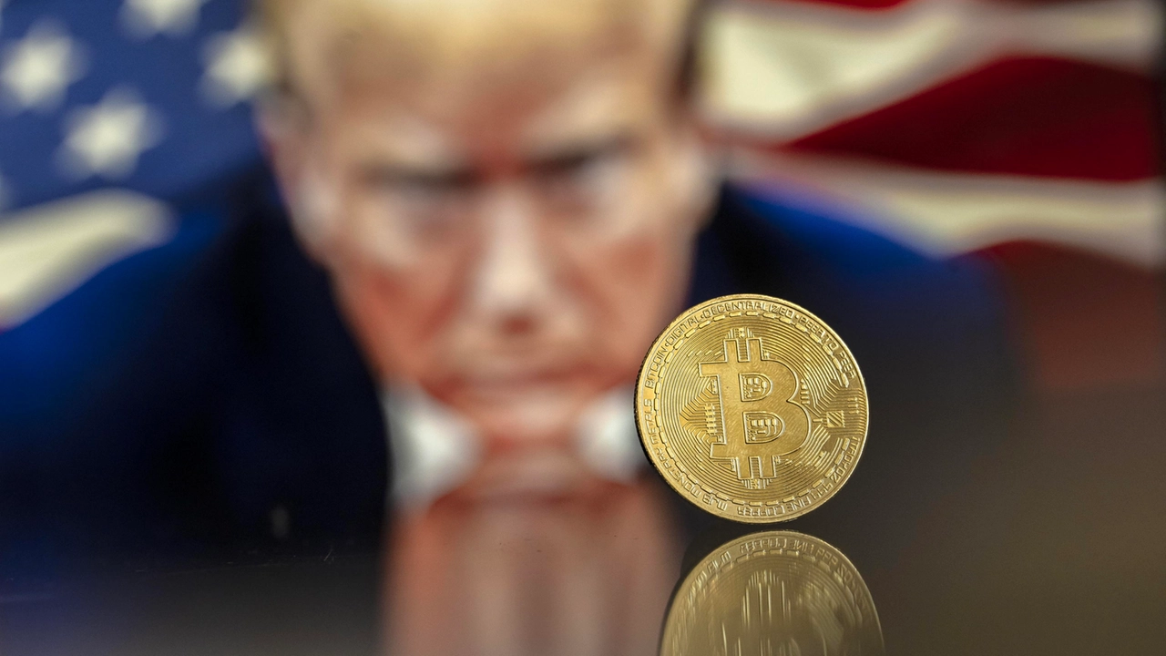 Un Bitcoin immaginario. Sullo sfondo, Donald Trump