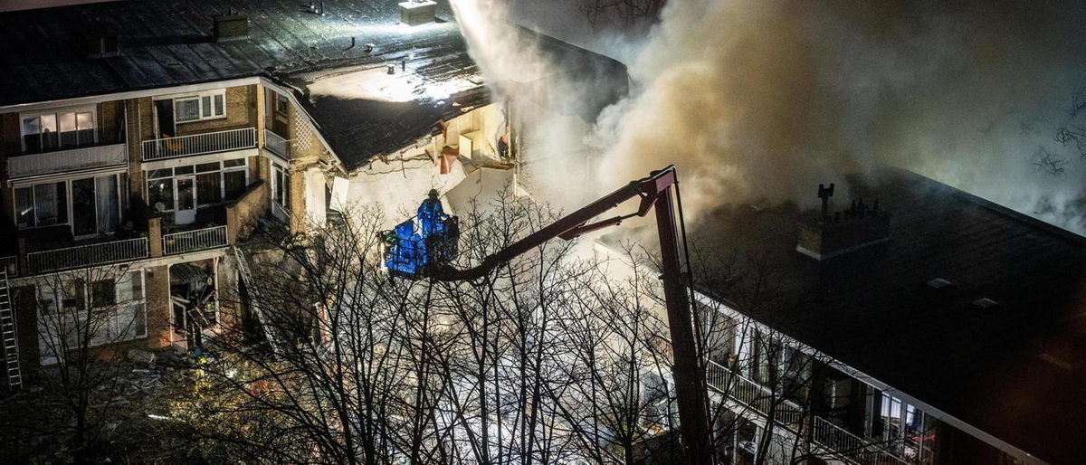 Crolla un condominio all'Aia, si scava tra le macerie