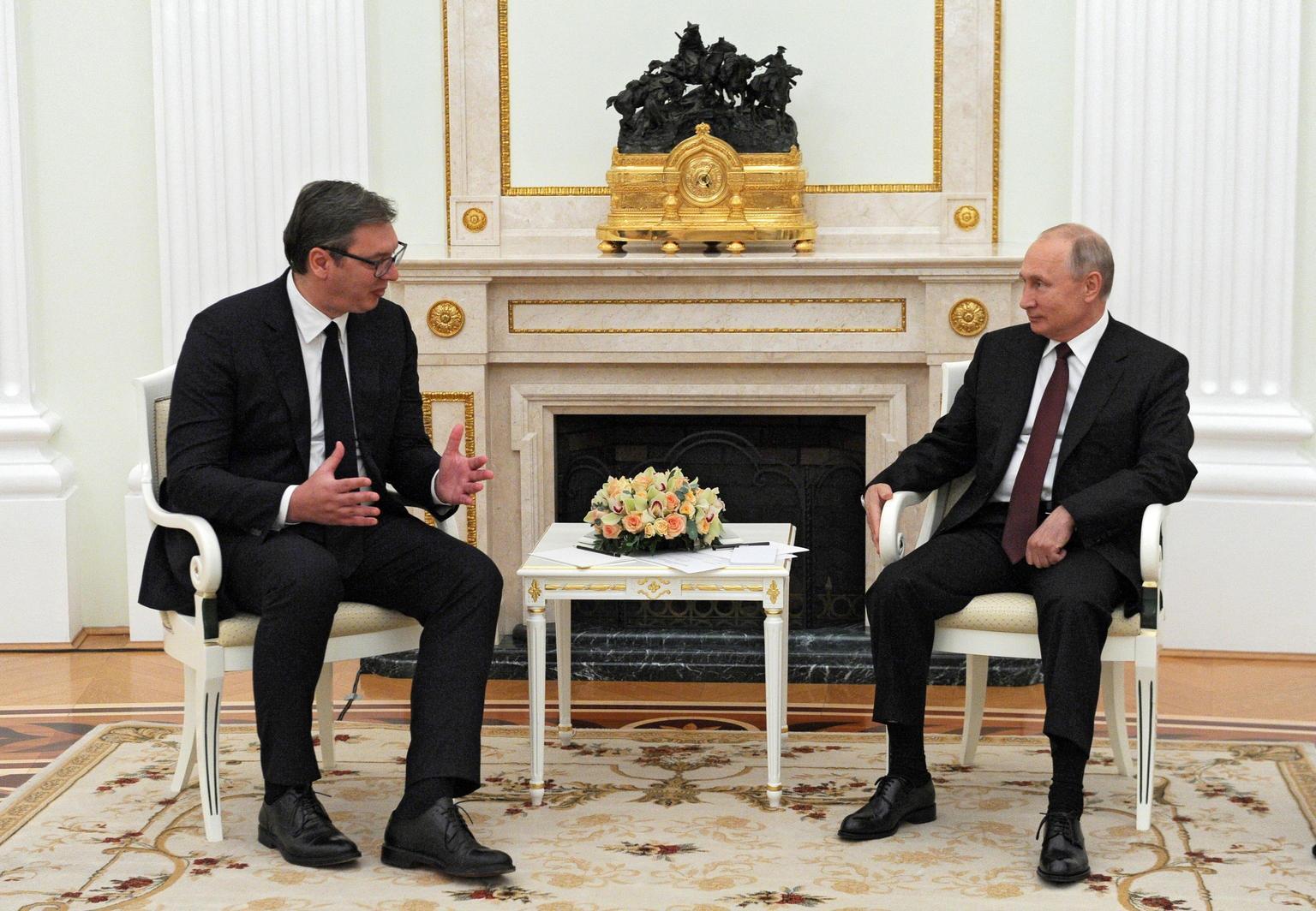 Putin a Vucic, 'inammissibili interferenze in Serbia'