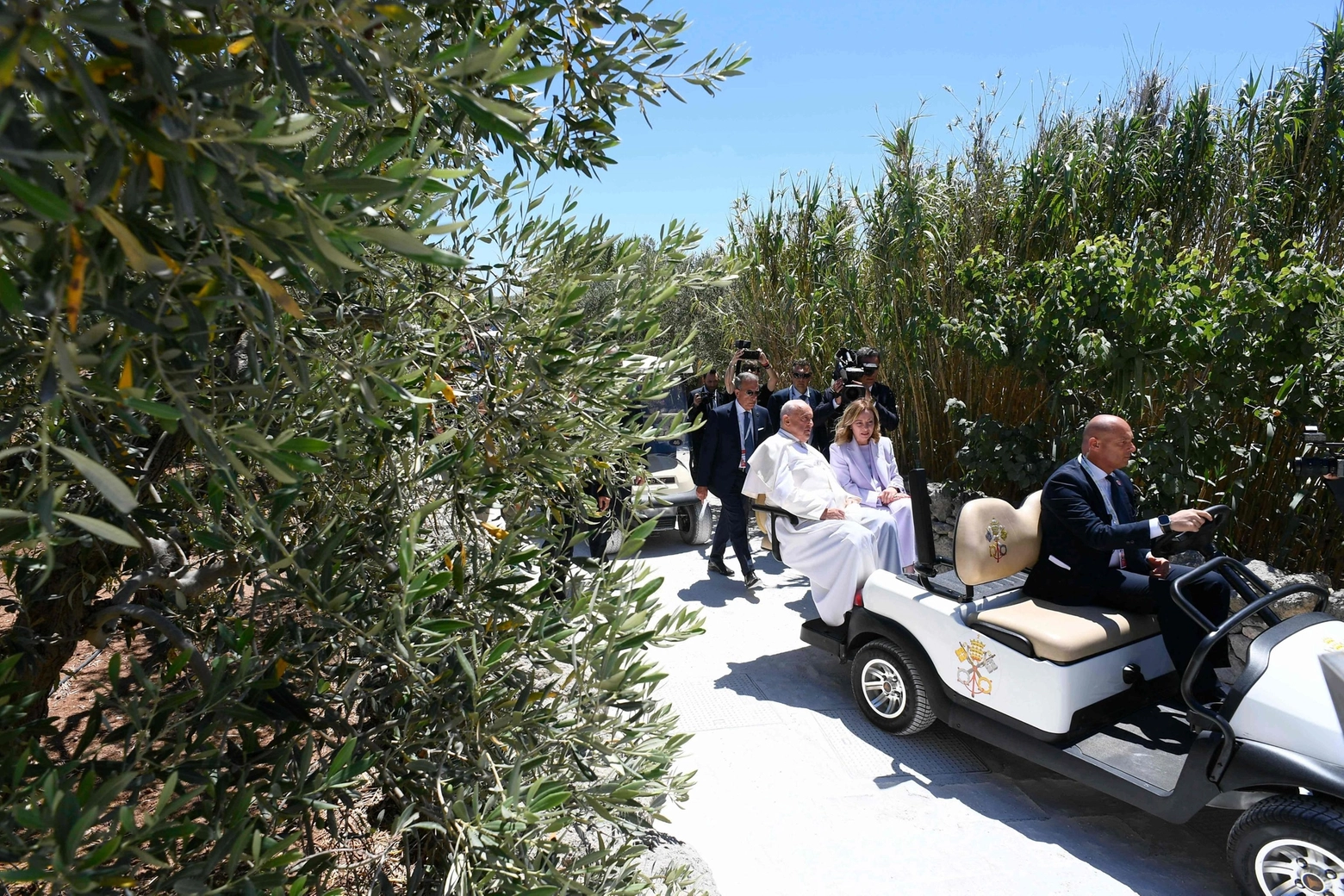 Il Papa e la premier Meloni a Borgo Egnazia