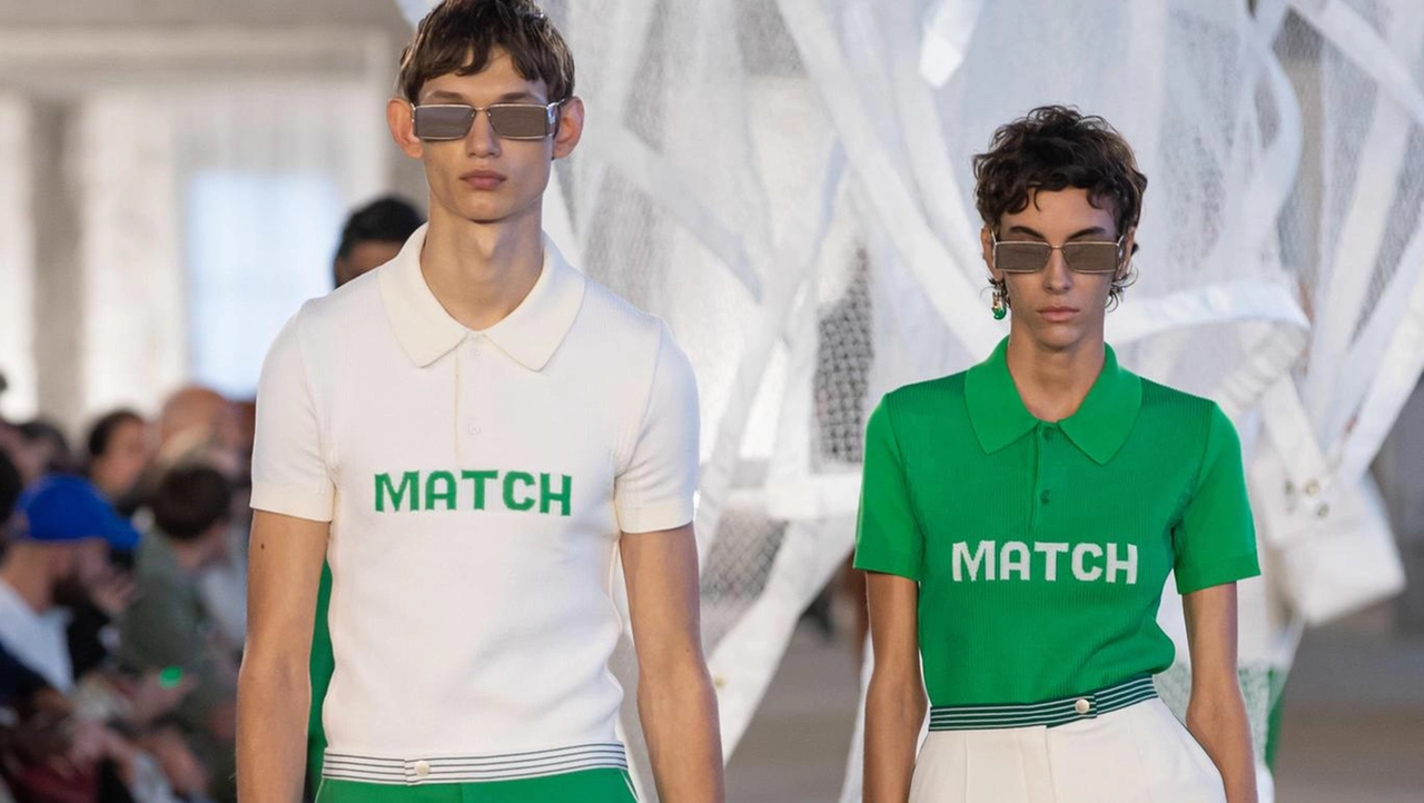 La direttrice creativa Pelagia Kolotouros presenta una collezione fresca e sportiva per Lacoste alla Paris Fashion Week. Altri designer come Carven e Elie Saab mostrano eleganza e modernità, mentre Rick Owens porta in passerella un mix di bellezza e oscurità.