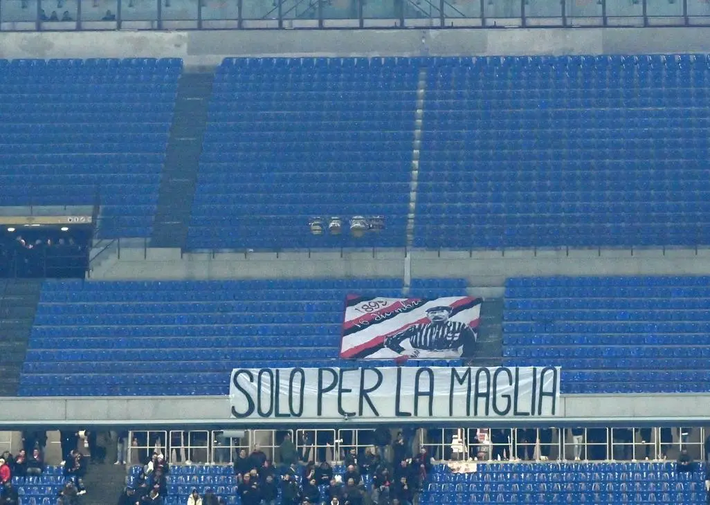 San Siro, il gelo e la rabbia. La Curva Sud vuota per 15’. Poi feroce contestazione che non risparmia nessuno