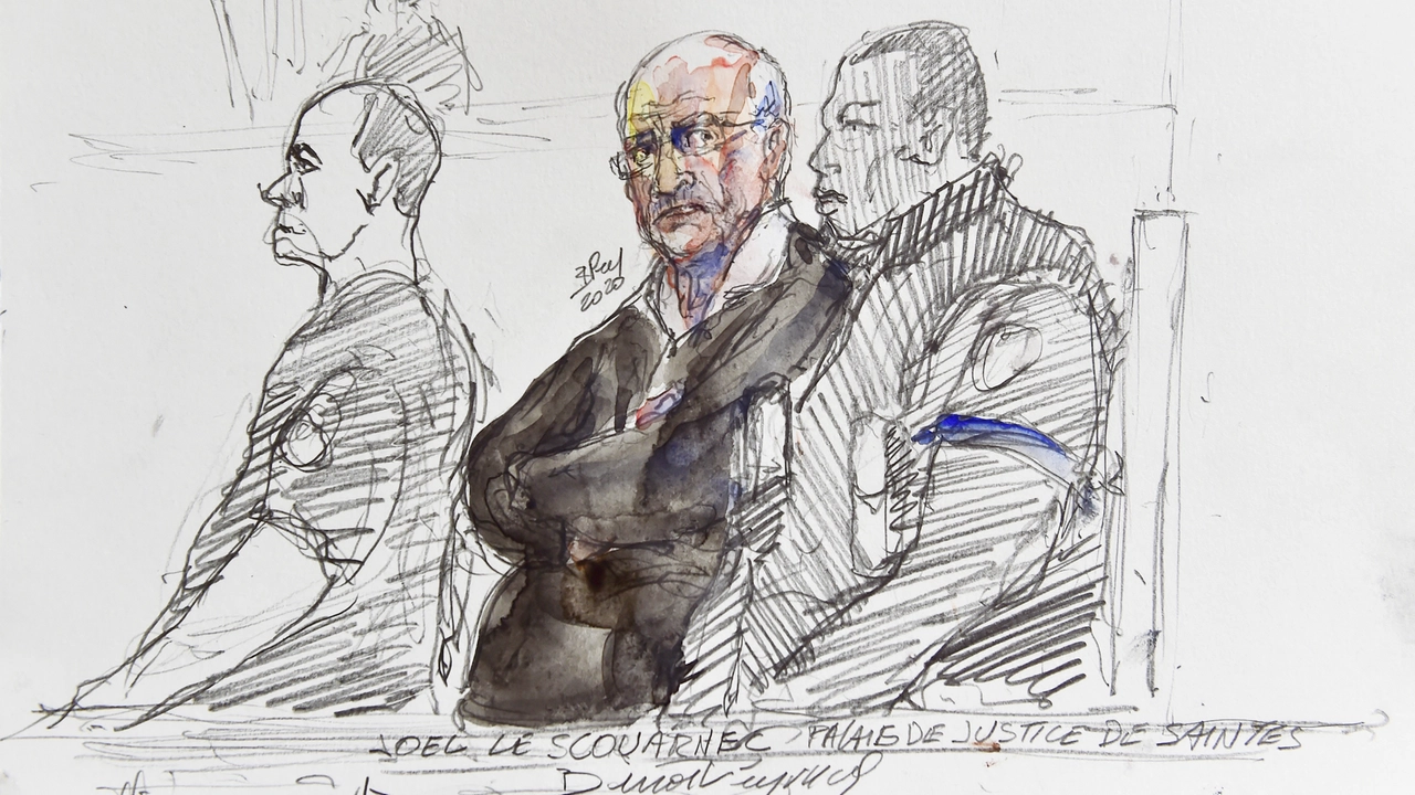 Il chirurgo francese Joel Le Scouarnec in tribunale rappresentato in uno sketch d'artista (Afp)