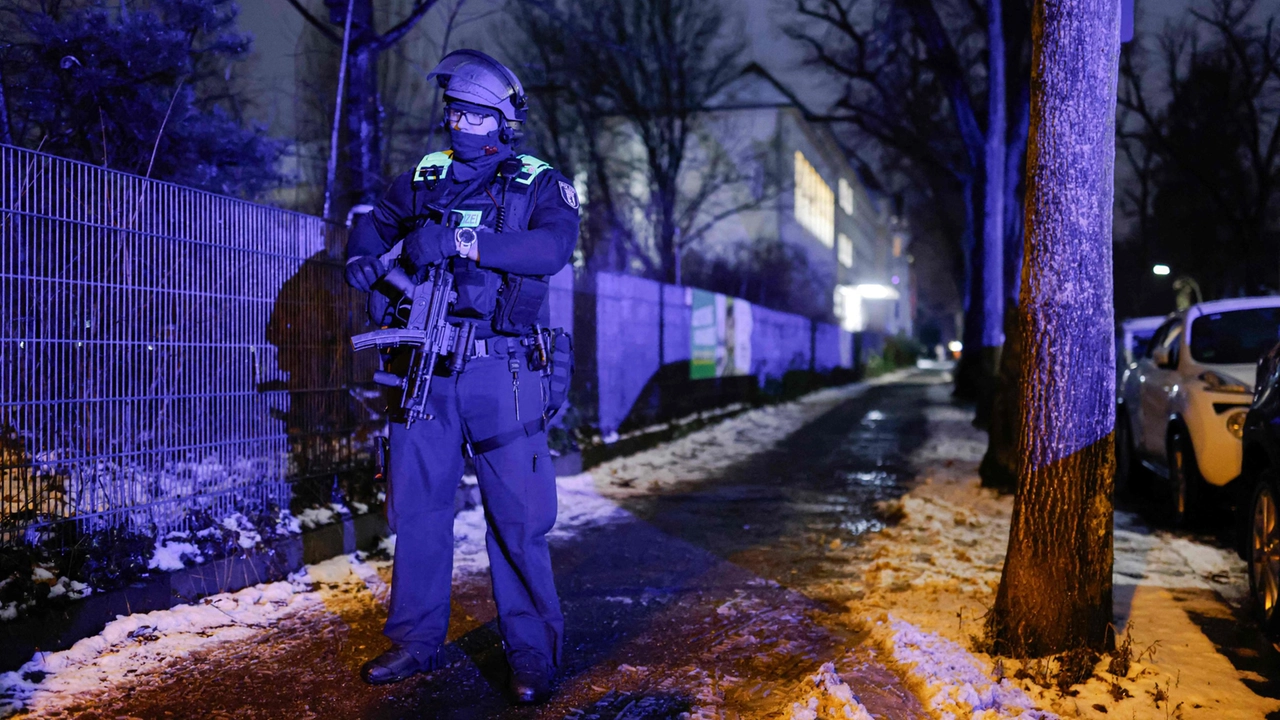 La polizia interviene in una scuola di Berlino dopo un allarme attentato