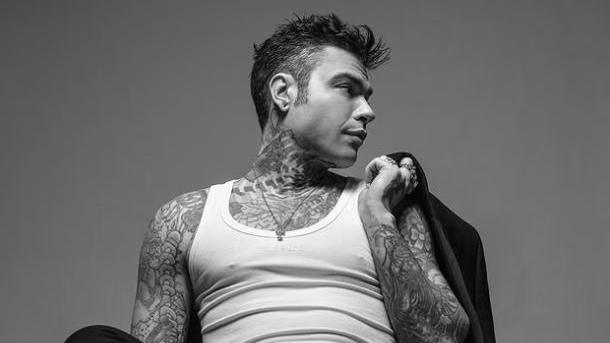 Fedez e il ritorno a Sanremo 2025. Carriera, Chiara Ferragni e scandali sempre sotto i riflettori