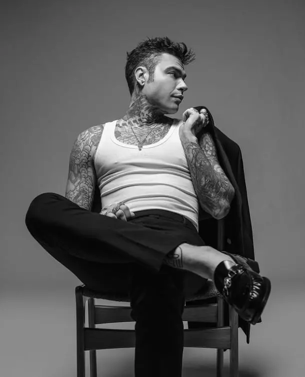 Fedez e il ritorno a Sanremo 2025. Carriera, Chiara Ferragni e scandali sempre sotto i riflettori