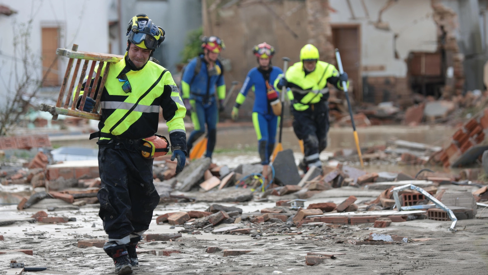 Alluvione in Emilia Romagna. Traversara, frazione del Comune di Bagnacavallo (Ravenna), devastata dopo la rottura dell'argine del fiume Lamone (foto Ansa)