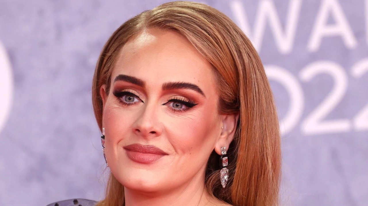 Adele si ferma: "Lunga pausa dai concerti"