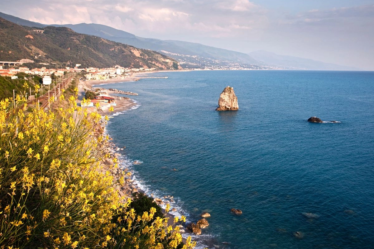 Riviera dei cedri con lo scoglio della regina