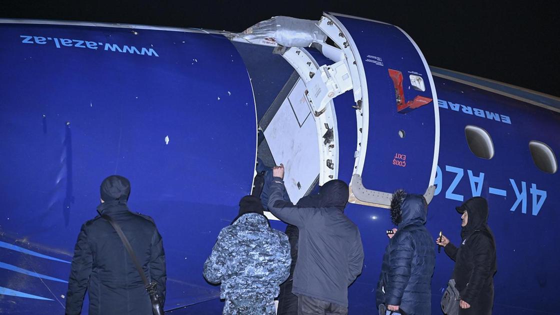 Azerbaijan Airlines sospende voli verso Russia dopo incidente aereo