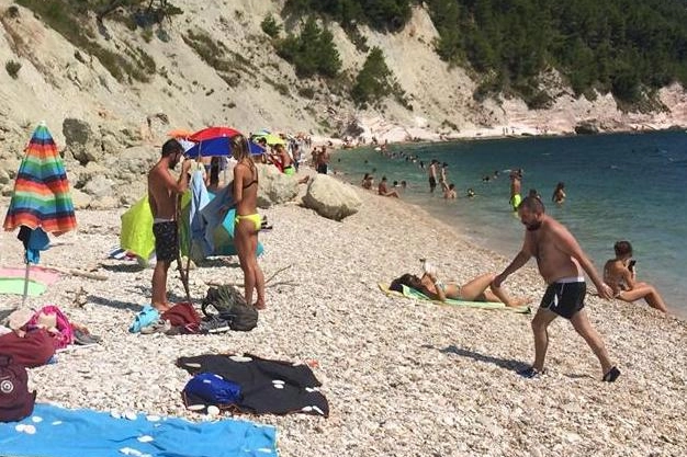 La spiaggia dei Sassi Neri a Sirolo