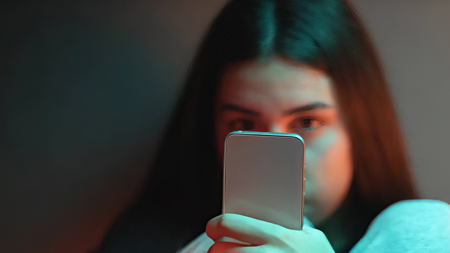 Indagine sull'abuso online: il 79% dei casi riguarda l'aspetto fisico. Il bullismo colpisce di più i maschi, il cyberbullismo le ragazze. La Gen Z chiede maggiore regolamentazione del web.