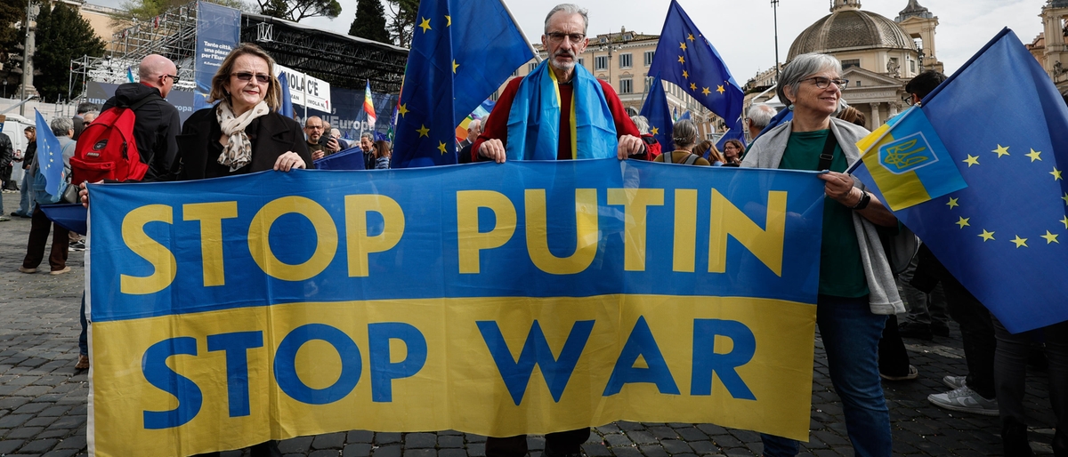 Manifestazione per l’Ue a Roma, bandiere della pace e cartelli DisArm Europe. “Serve una difesa comune”. Calenda: “Ipocrisia”