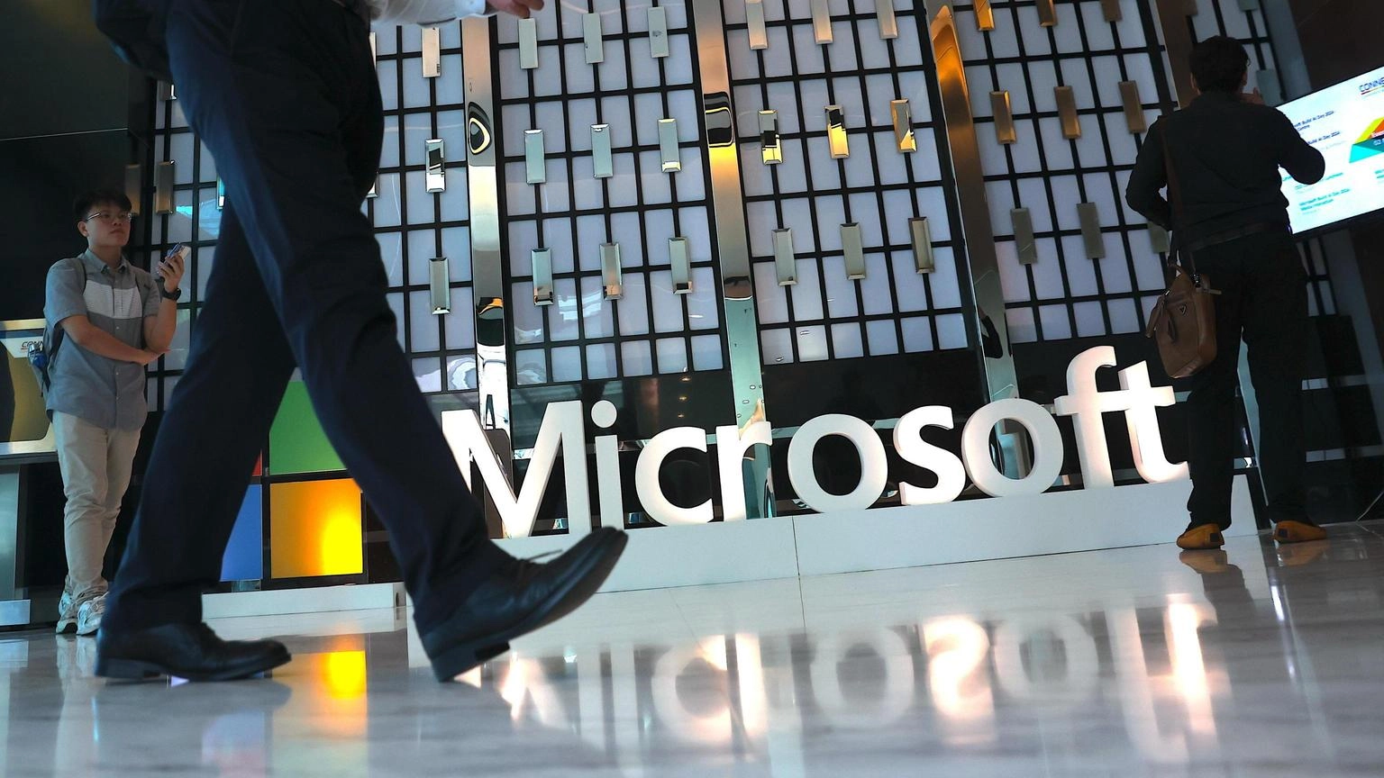 Vestager, monitoriamo relazioni tra Microsoft e OpenAi