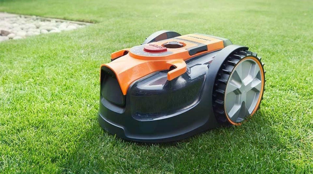 Il robot tagliaerba che rivoluziona il giardinaggio: fa tutto lui, mentre tu riposi