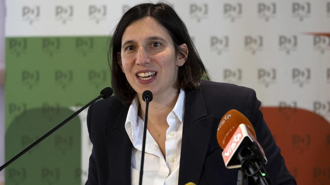 Elly Schlein propone legge per congedo paritario e aumento indennità maternità