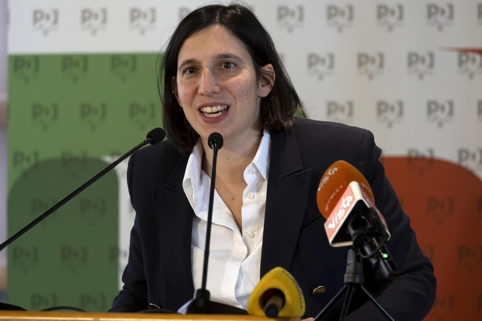 Elly Schlein propone legge per congedo paritario e aumento indennità maternità