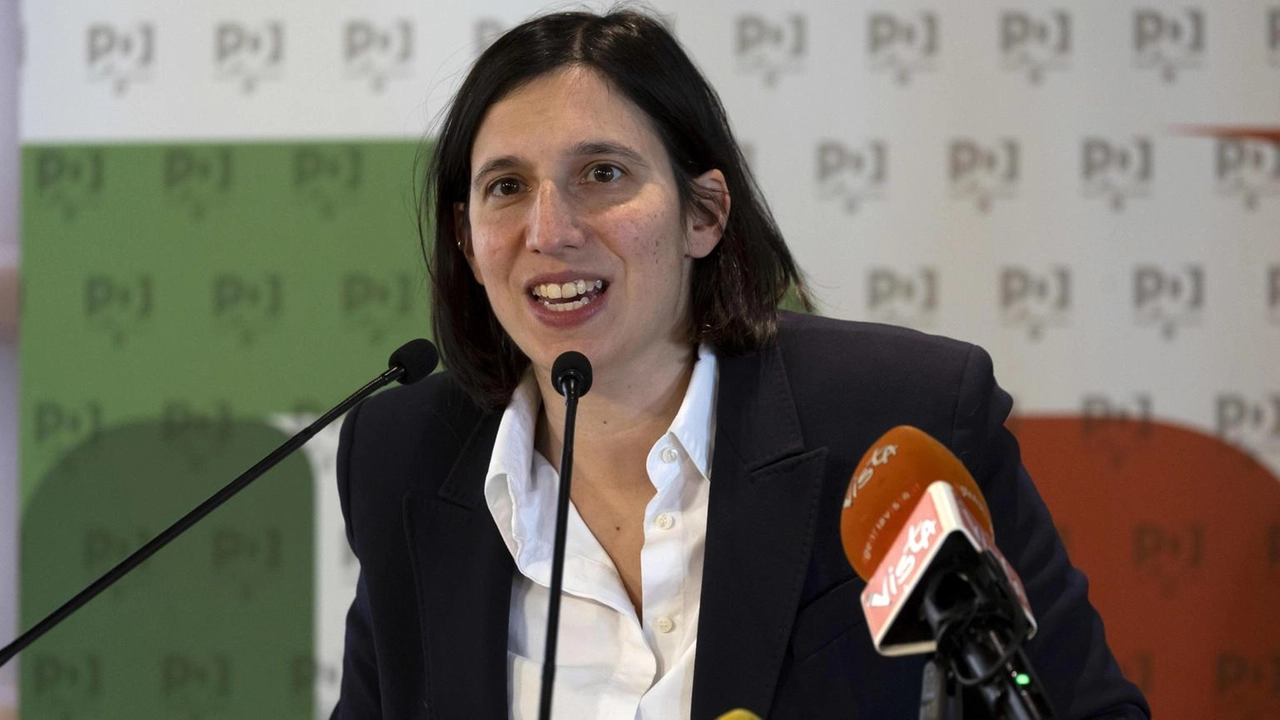 Elly Schlein del Pd firma proposta per 5 mesi di congedo paternità e indennità maternità al 100%.