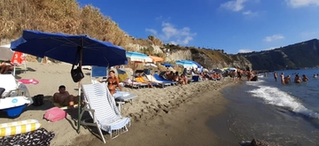 Anticipo d’estate a Ischia, arrivano i turisti. Federalberghi: “Il 30% degli hotel ha già aperto”