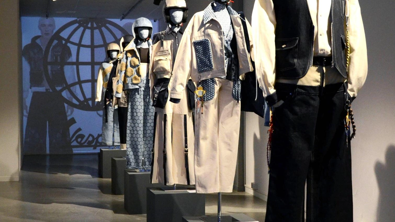Creazioni in stile workwear che celebrano i 140 anni del Gruppo Piaggio; outfit 100% in denim che declinano le diverse...