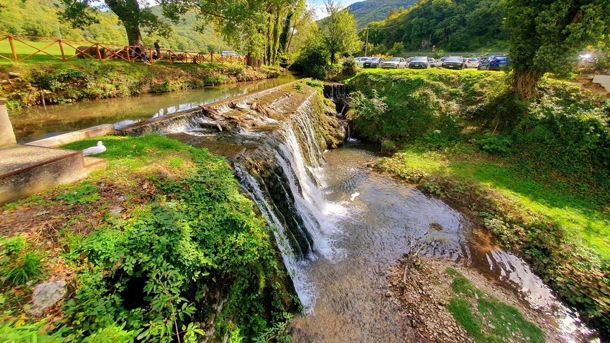 Trekking nella natura del Folignate, ammirando anche uno spettacolare eremo aggrappato alla roccia