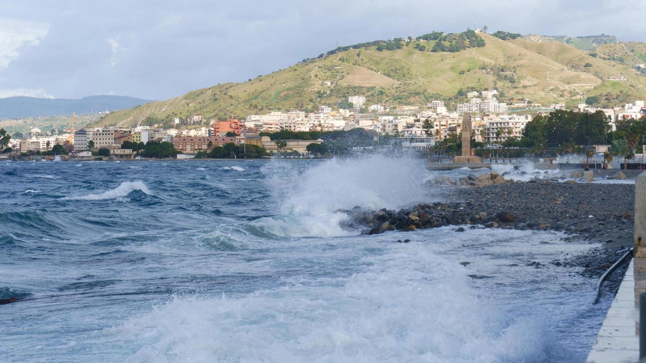 Previsti piogge e temporali intensi con allerta rossa su Calabria e Sicilia. Venti forti estesi a Basilicata e Campania.