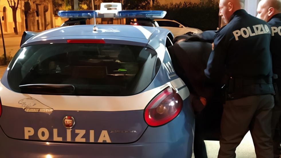 Genova, si sveglia e trova uno sconosciuto nudo nel suo letto. Urla e fuga dai vicini: arrestato un 37enne