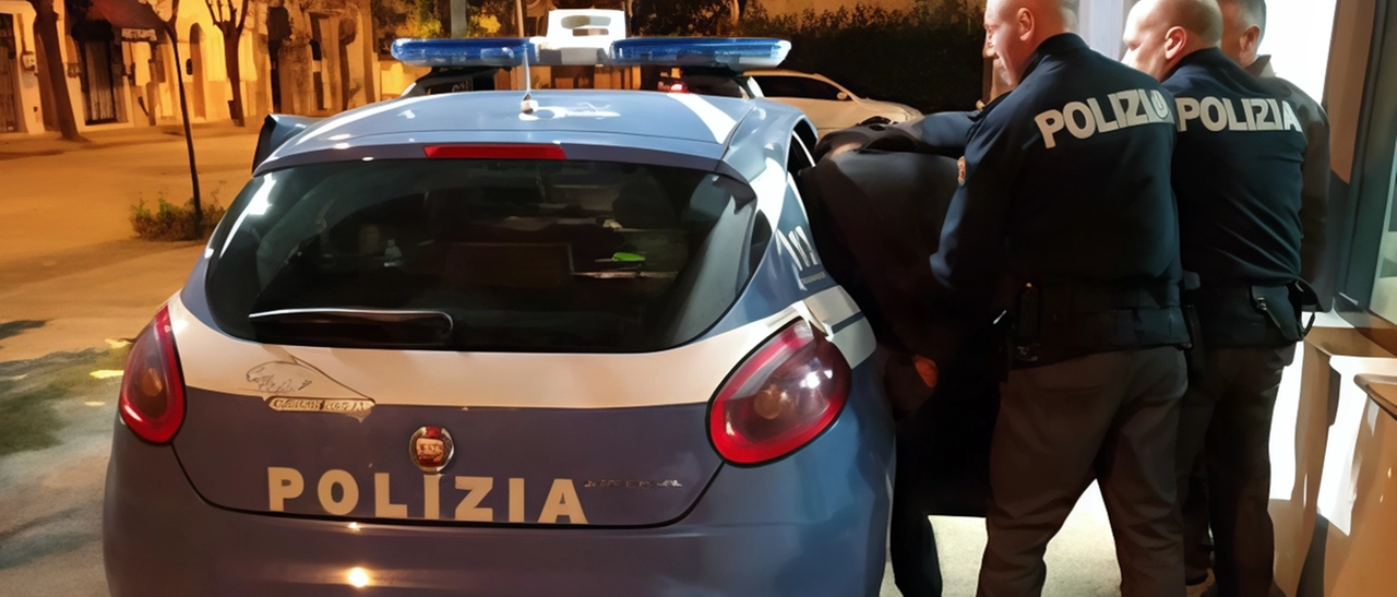 Una donna di 62 anni ha chiamato la polizia nella notte tra venerdì e sabato perché c’era un bengalese senza vestiti nel suo letto. L’uomo è stato denunciato per violenza sessuale