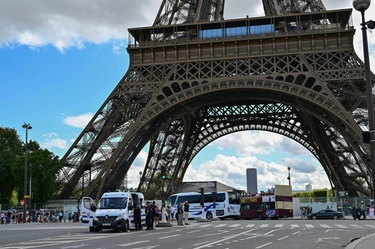 Bare sotto la Torre Eiffel con la scritta: “Soldati francesi in Ucraina”. Ombre russe
