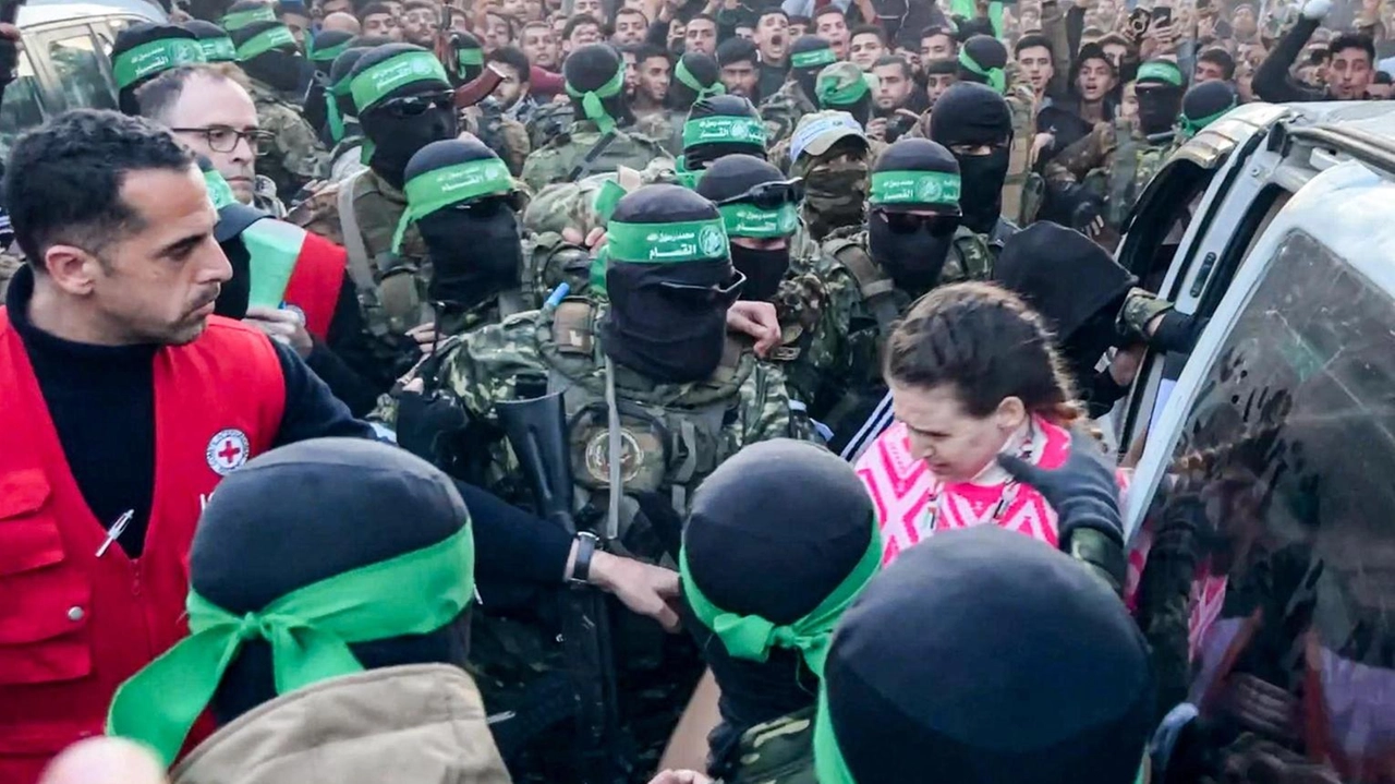 Consegnate da Hamas alla Croce Rossa. Tel Aviv: stanno bene. Poi la corsa in ospedale. .