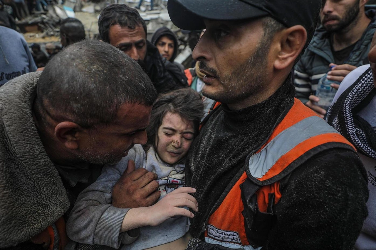 Una bambina rimasta ferita durante i raid israeliani sul sud della Striscia di Gaza