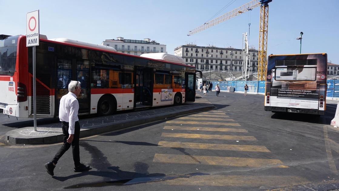 Autobus di linea distrutto dalle fiamme a Napoli. Salvo il conducente: ha tentato di spegnere il rogo