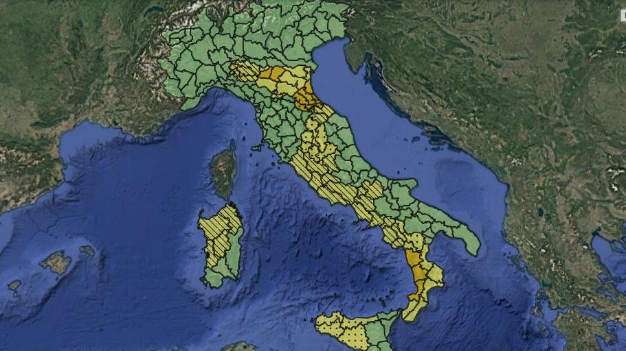 Neve a bassa quota e allerta meteo in 10 regioni: la settimana parte col brivido