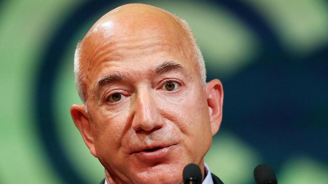 Bezos supera Musk e ridiventa l'uomo più ricco del mondo