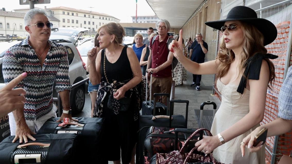 Turisti aspettano un taxi alla stazione di Firenze