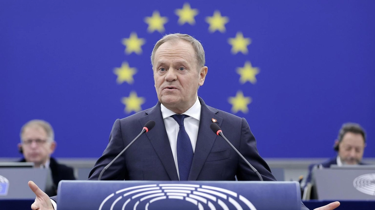 Il premier polacco Tusk esorta l'Europa a rafforzare la difesa comune con fondi europei, citando la necessità di autonomia.