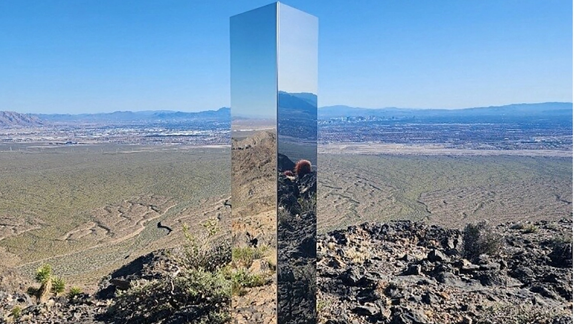 Il monolite comparso la scorsa settimana nel deserto del Nevada (AFP)